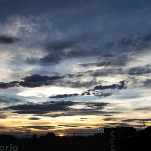 ホームセンターの屋上から見た空