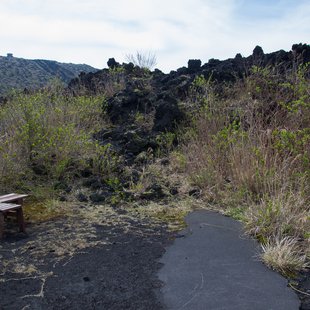 伊豆大島_過去の噴火で埋もれた登山道
