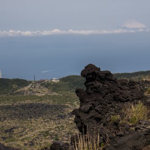 伊豆大島_ゴジラ岩と富士山