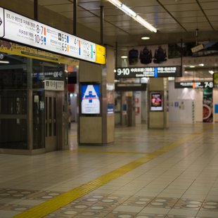 真夜中の新宿駅2